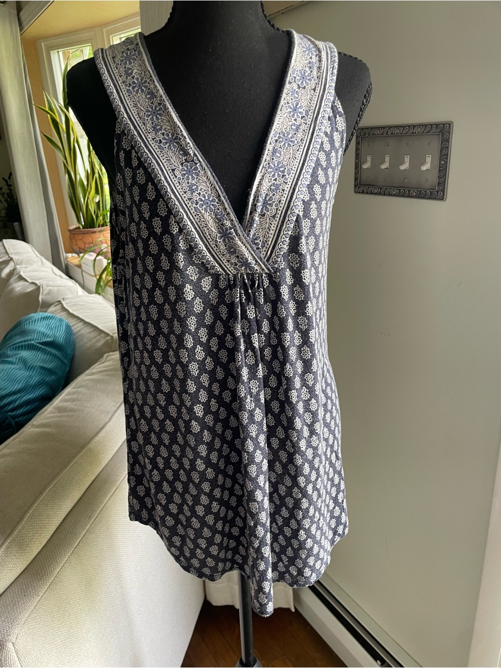Max Studio Navy Blue Printed V-Neck Sleeveless Camisole